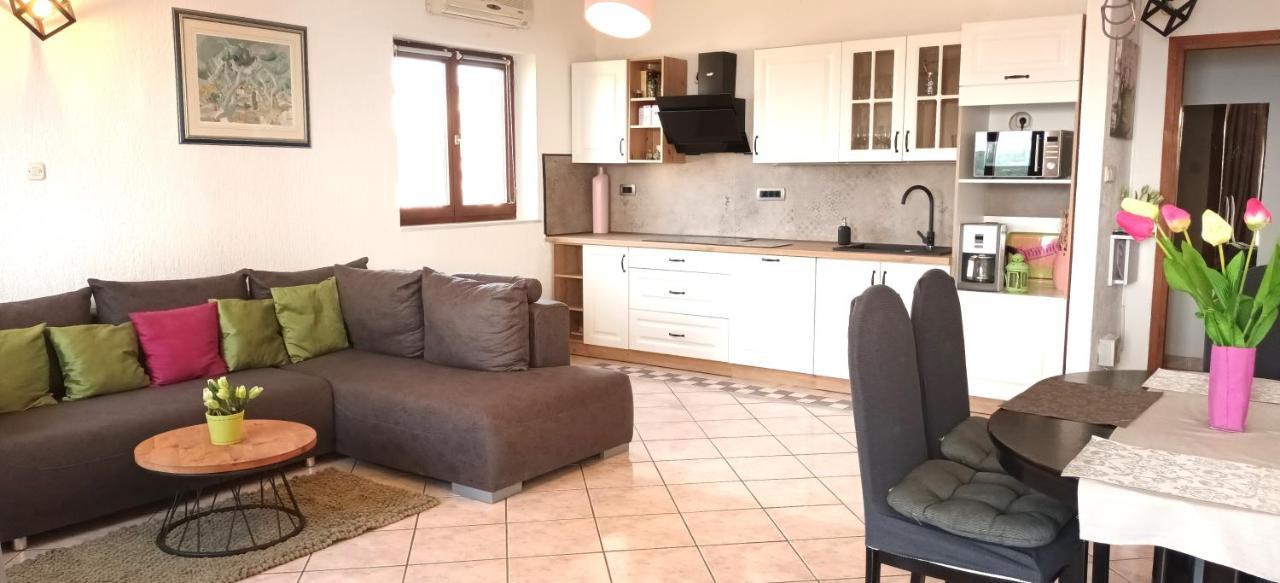 Olivista Croatia Apartments Njivice Esterno foto